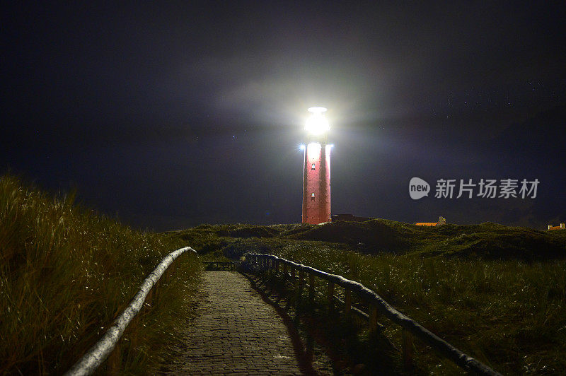 一个风雨交加的秋夜，沙丘上的特塞尔灯塔