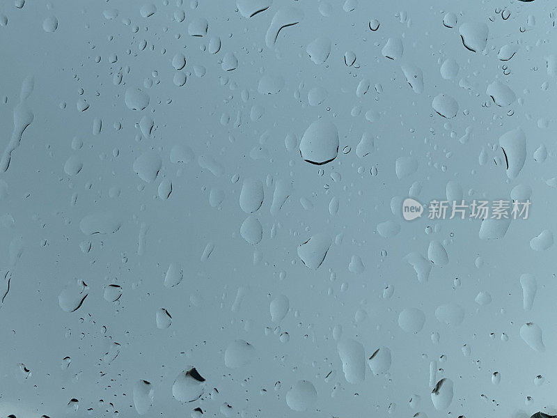 雨滴落在玻璃上的特写镜头