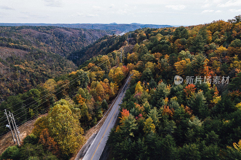 通往塔卢拉峡谷州立公园的道路被充满活力的色彩所包围