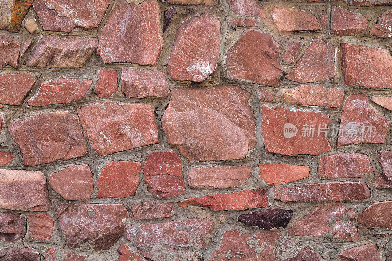 墙面为大块原色花岗岩，颜色为红色，背景花岗岩不均匀