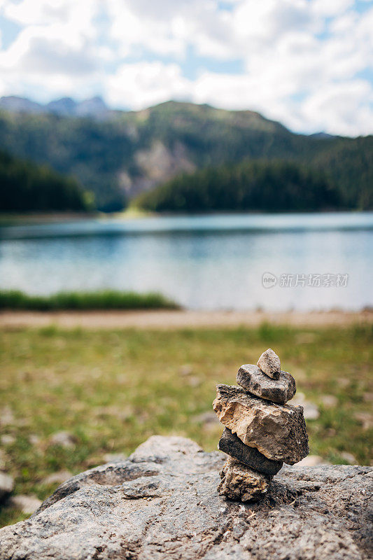 石构成，离湖不远，上山。