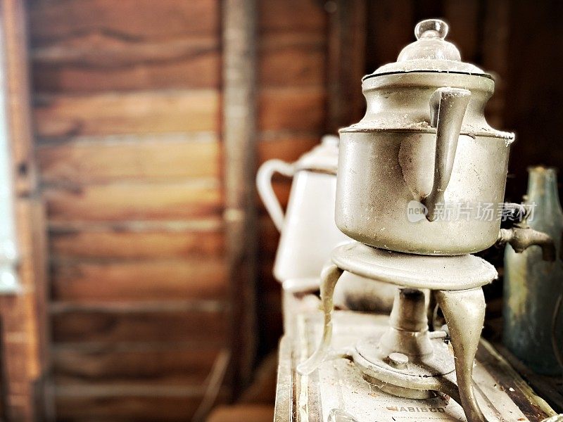 古董镀银咖啡服务器和搪瓷咖啡壶在阁楼