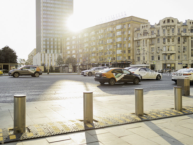 在历史悠久的莫斯科市中心，出租车和出租汽车在城市道路上行驶。斯摩棱斯克-塞纳亚广场的汽车共享和公共交通。