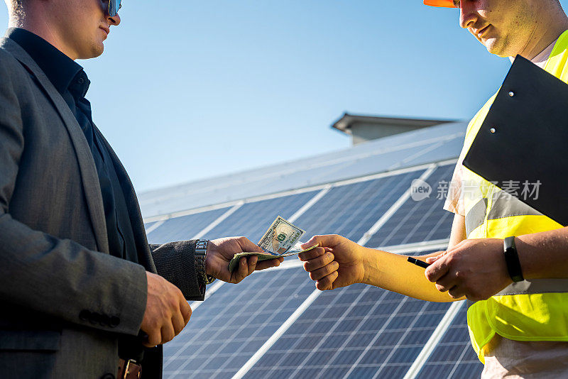 客户给成功安装太阳能电池板的工人钱