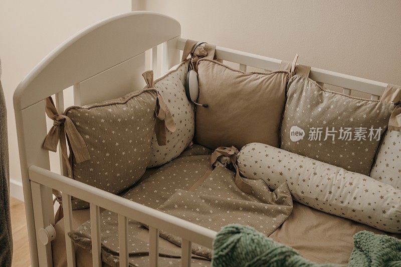 空婴儿床和枕头