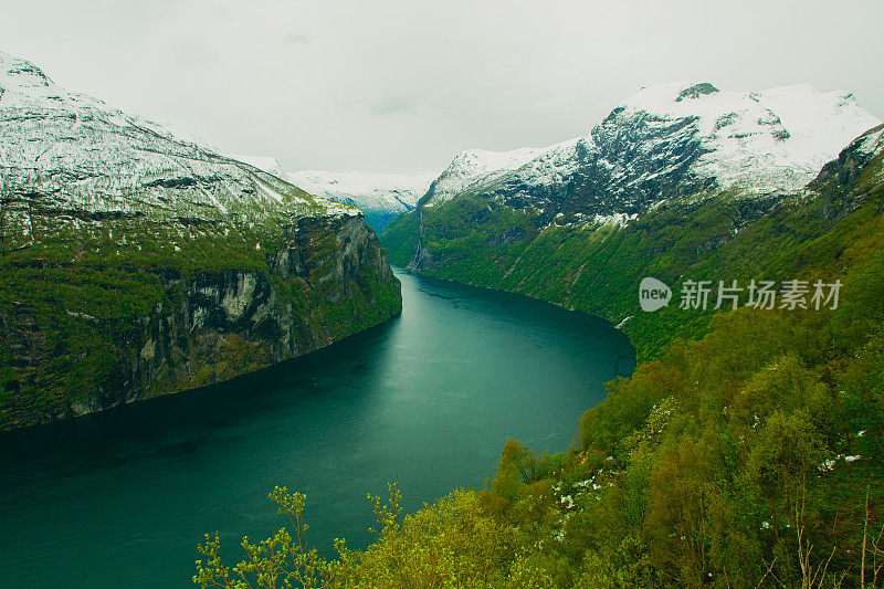 风景如画的Geiranger峡湾。挪威旅游目的地。春天的假期。美丽的北自然。去斯堪的纳维亚体验旅行。在山探险。挪威的风景。雪在山上。打破