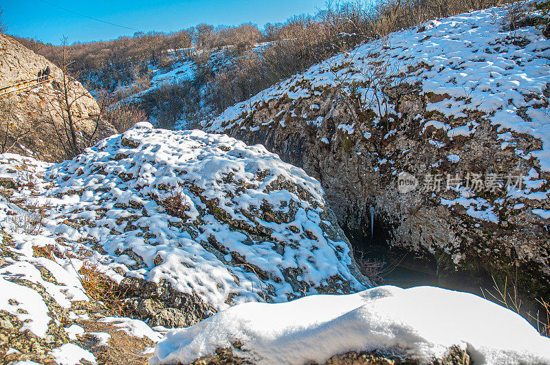 冬季山地景观，河流积雪和树木，最喜欢野餐的地方