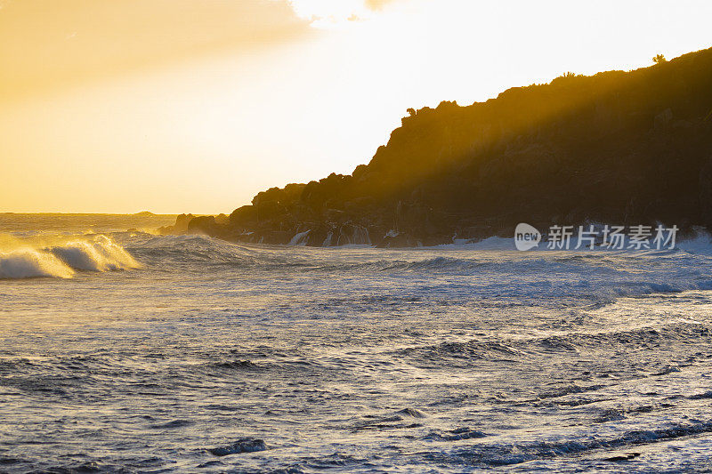 日落时的巨浪，格兰德安斯海滩