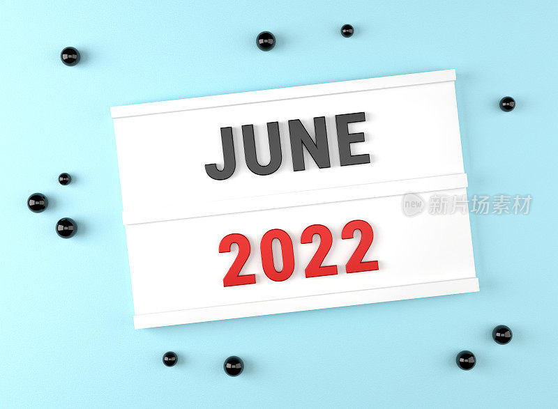 2022年6月写在蓝色背景上的白色灯箱