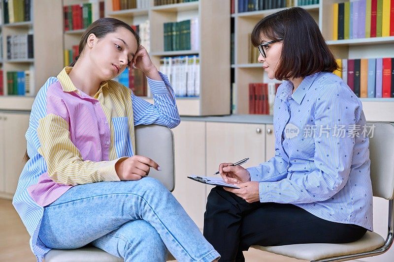 心理学家，高中生在图书馆为青少年学生提供行为咨询