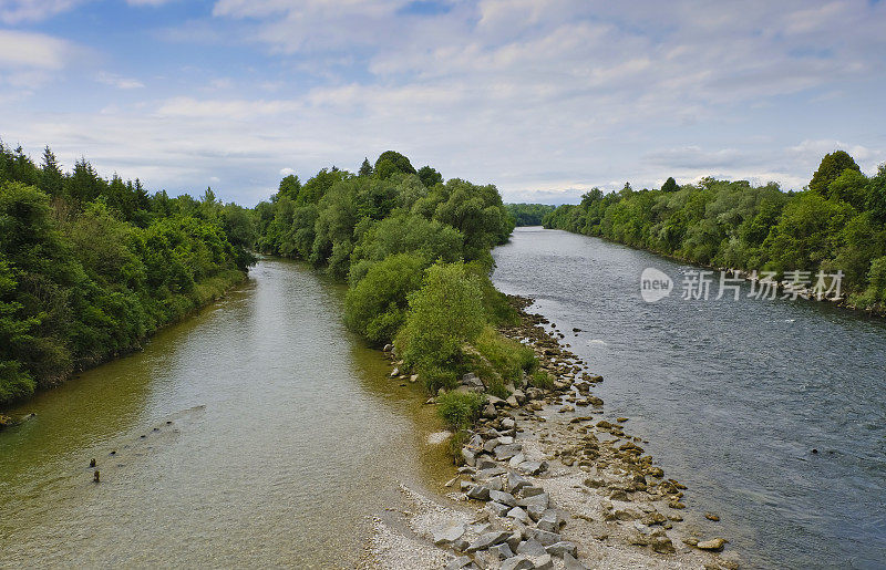 两条河流汇流的“Alm”和“Traun”也被称为“Almspitz”。