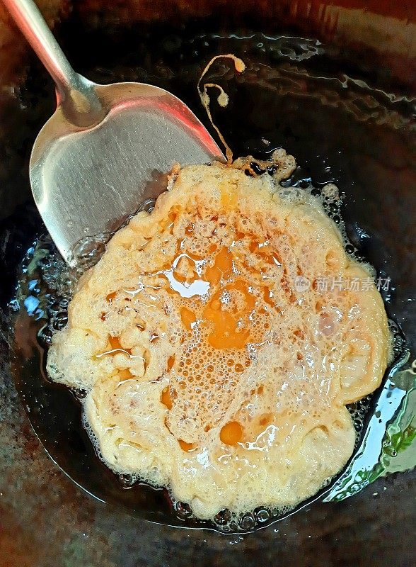 在煎锅中煎鸡蛋-食物的准备。