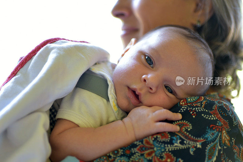 怀抱新生婴儿