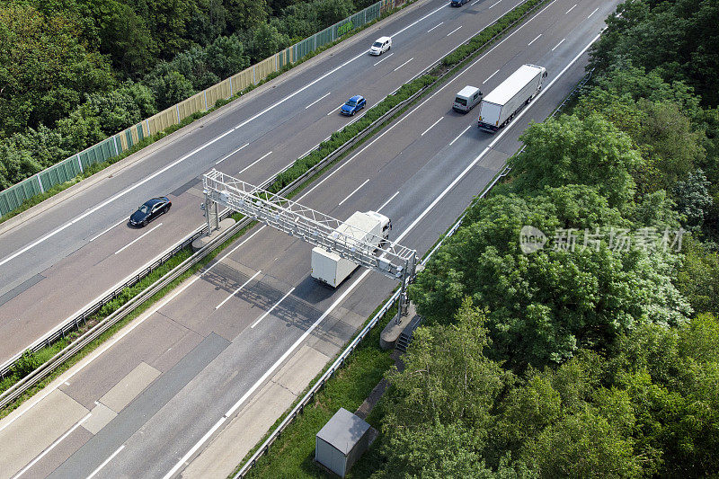 高速公路上的卡车收费站，鸟瞰图