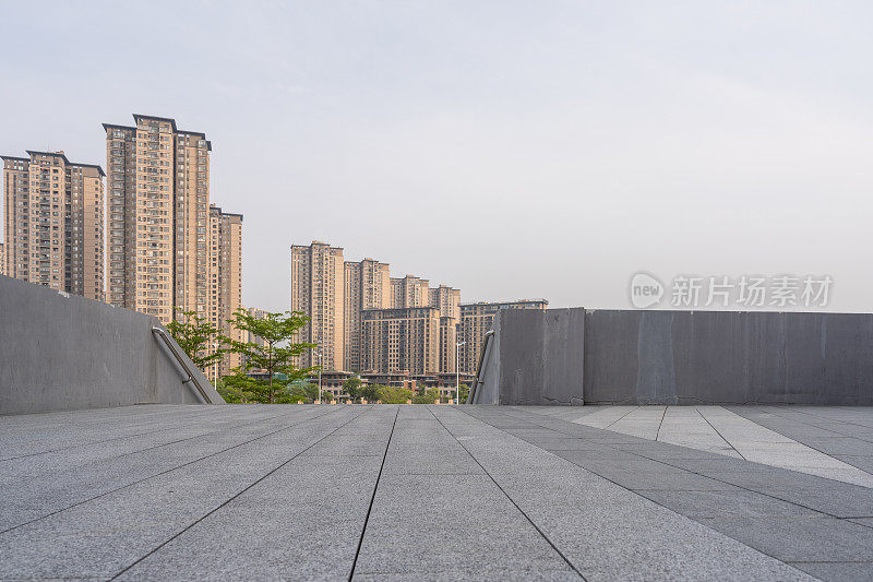 远处的石头广场和城市房屋