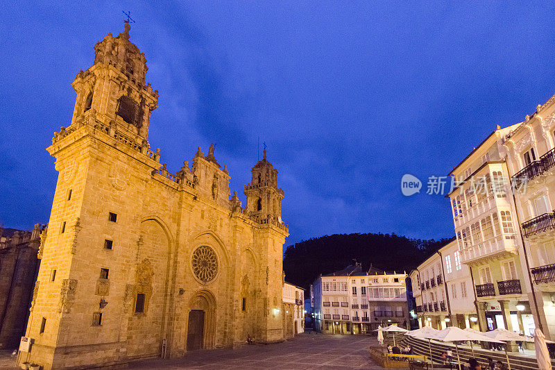 Mondoñedo大教堂正面和城市广场夜景，卢戈省，加利西亚，西班牙。