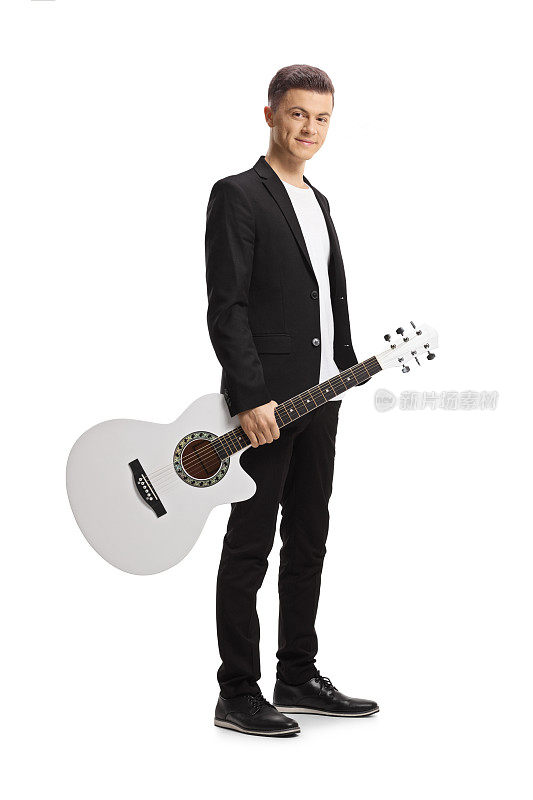 一个优雅的年轻人穿着黑色西装，拿着一把原声吉他，看着镜头