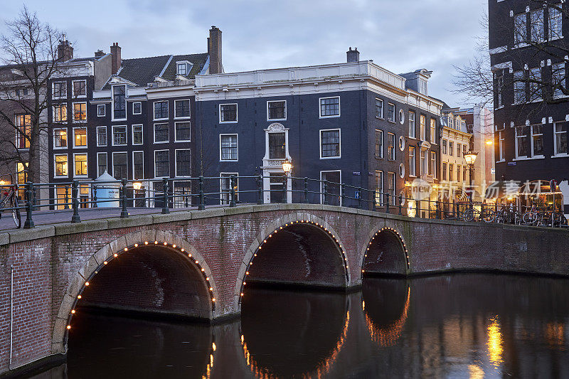 黄昏时分的阿姆斯特丹市中心