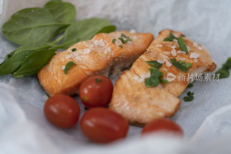 烤三文鱼排配番茄、菠菜和小萝卜