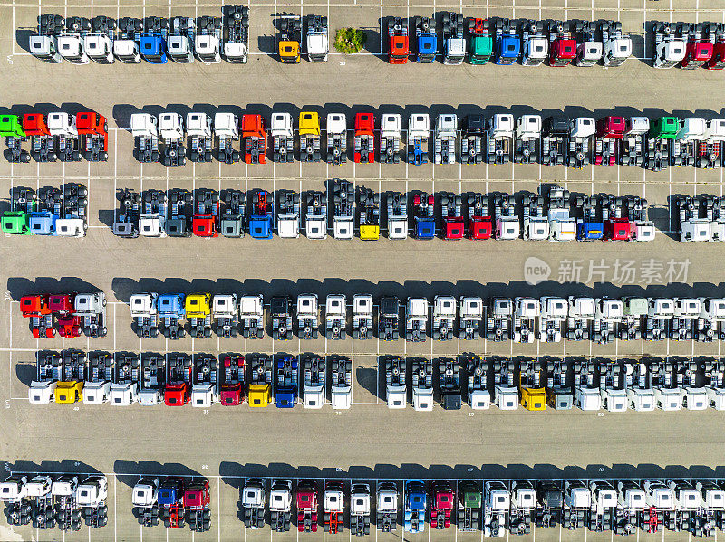 从上面看，停车场的卡车排成一排