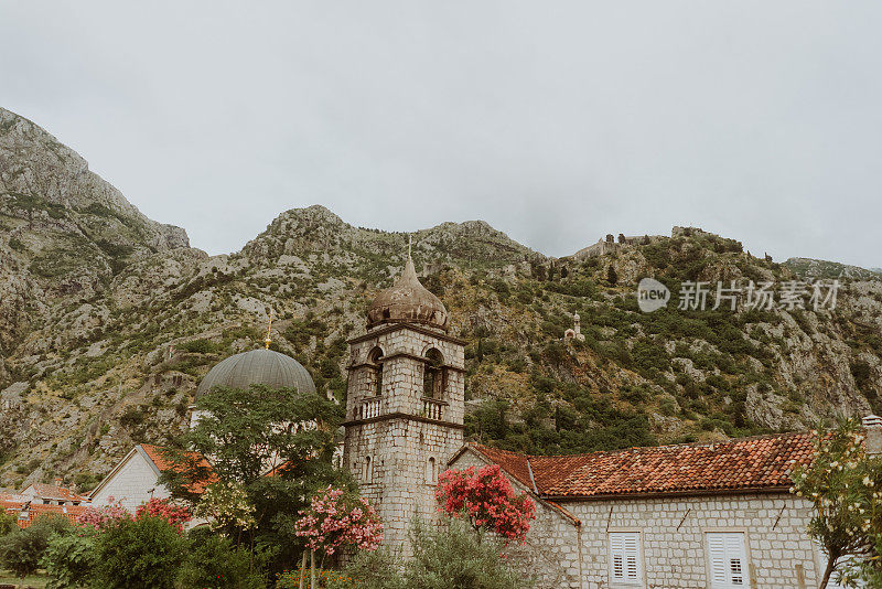 科托尔，黑山老城的街道和建筑，旅游目的地