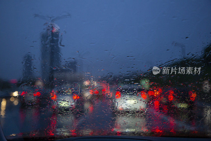 在雨天的高速公路上行驶的汽车视角