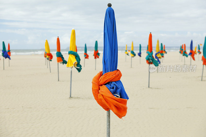 沙滩上五颜六色的沙滩伞