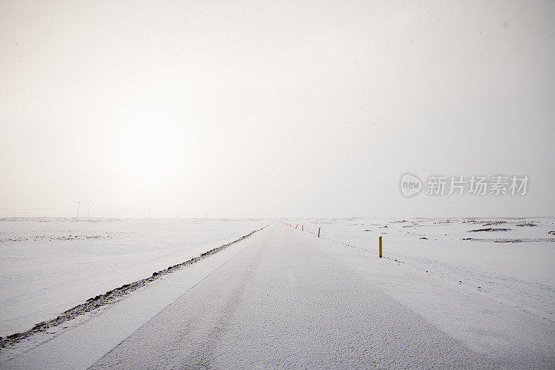 冬天，冰雪覆盖的冰岛高地乡村公路