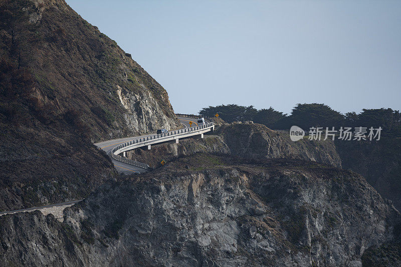 在大苏尔海岸线上行驶的汽车