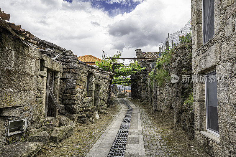 葡萄牙维亚纳多卡斯特罗林多索村的一条狭窄小巷。