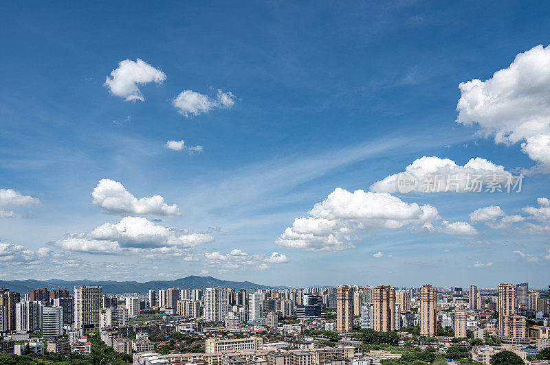 蓝天白云下的城市天际线是在中国福建省莆田市