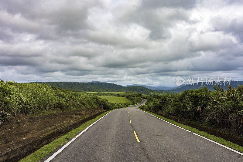 蜿蜒的海岸公路