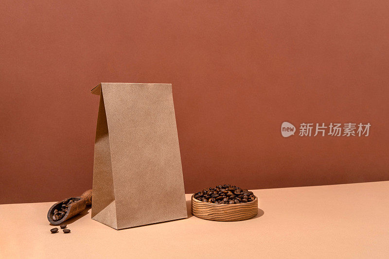 咖啡身份品牌模型。空白的棕色手工包，里面有咖啡豆和咖啡杯。包装模板的标志，品牌，不干胶，标签。