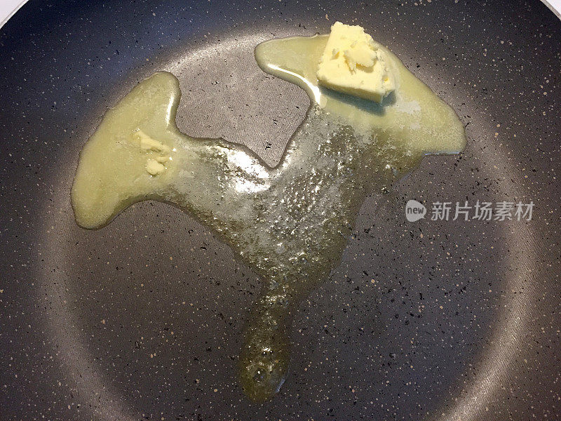 黄油在锅里融化，准备食物