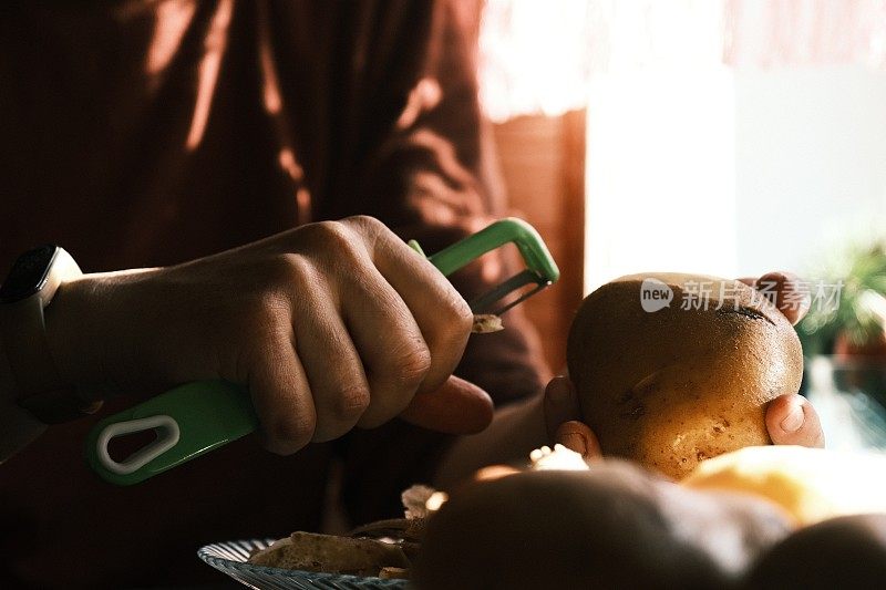 女性的手正在准备烹饪用的蔬菜