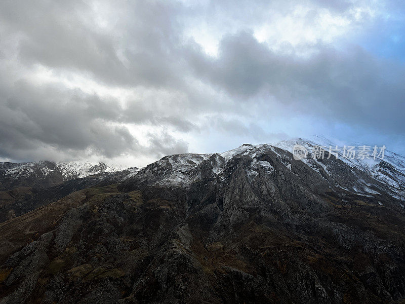 登山客在山顶的鸟瞰图