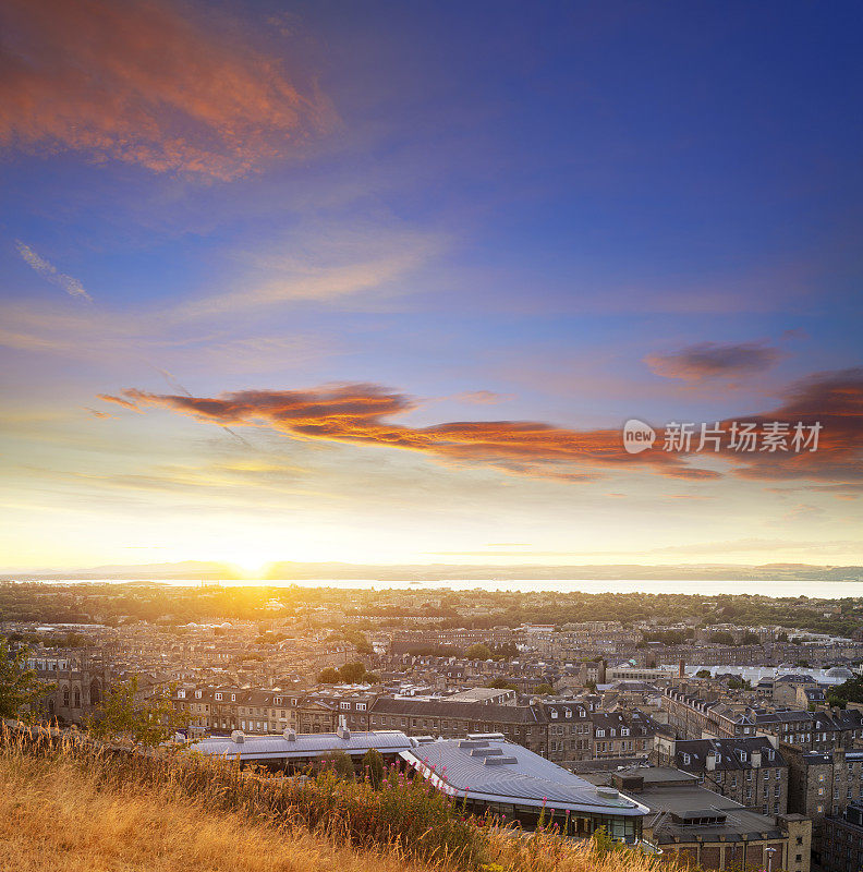 爱丁堡日落空中天际线从卡尔顿山与北海景色，英国