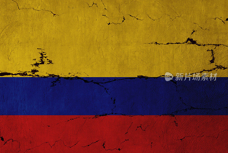 哥伦比亚国旗挂在开裂的墙上