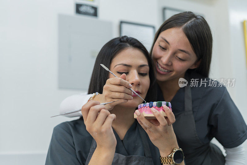 牙科学生在课堂上练习陶瓷牙