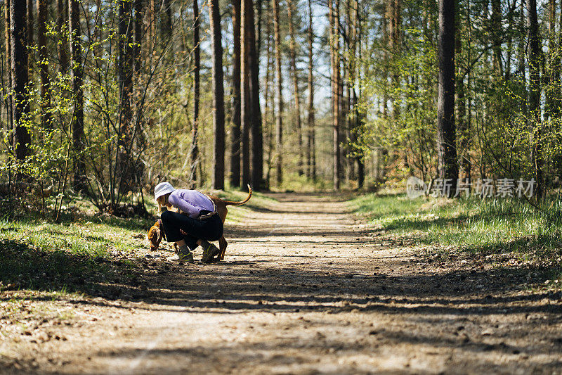 主人和狗狗在森林里享受时光