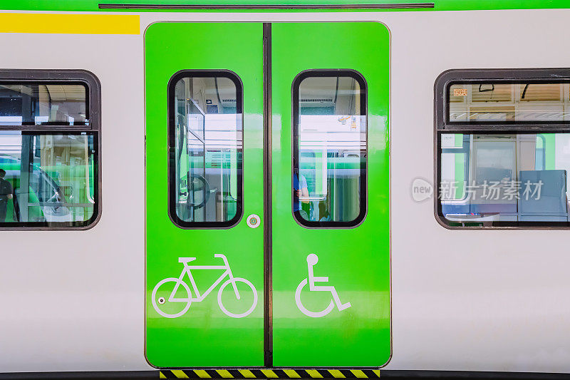 一节现代电动火车的车厢，用于运送带有轮椅和自行车标志的乘客可访问性的概念