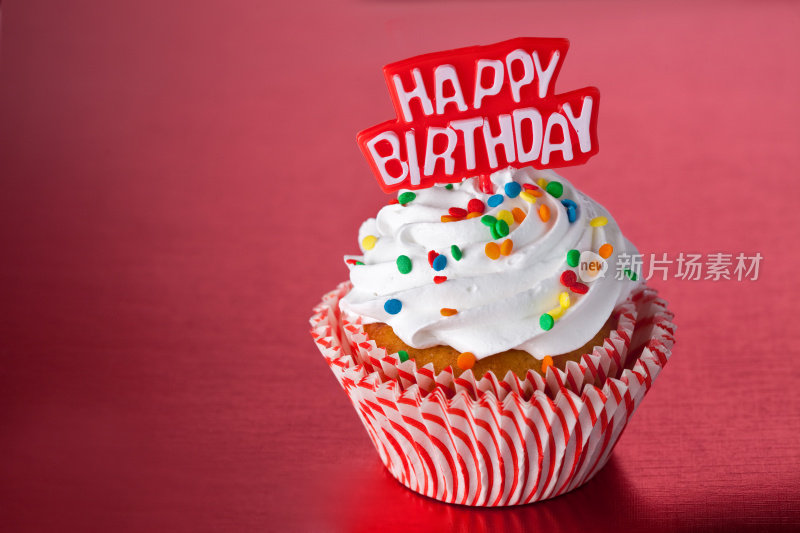生日蛋糕，红色背景上有彩色的糖屑