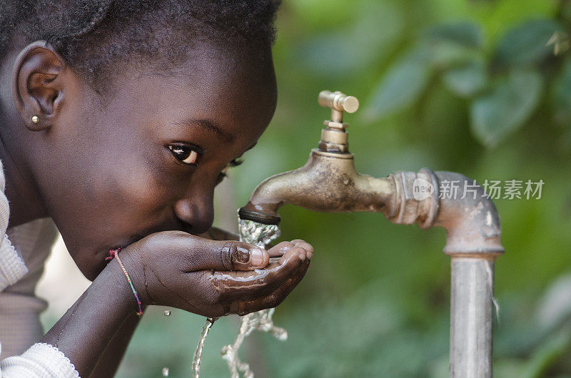 社会问题:非洲黑人儿童饮用自来水