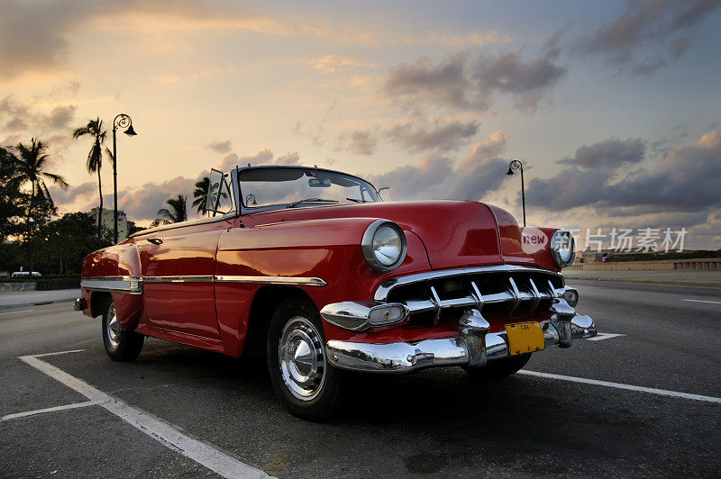 哈瓦那夕阳中的红色轿车
