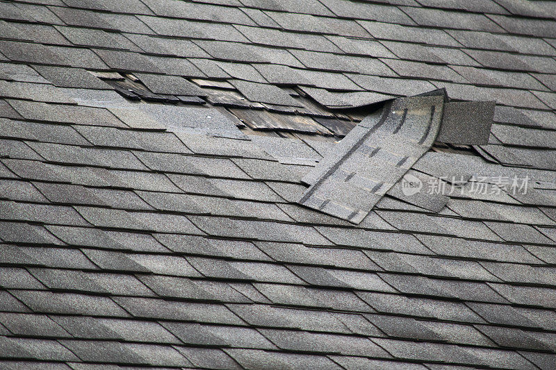 损坏的屋顶瓦