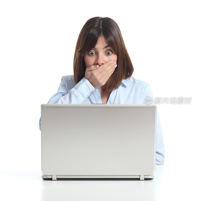 忧心忡忡的女人在看笔记本电脑