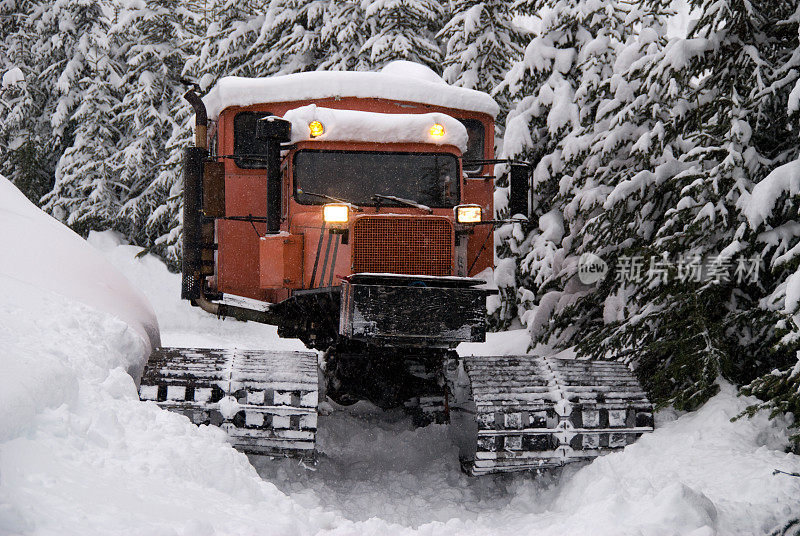 雪地车向山里进发