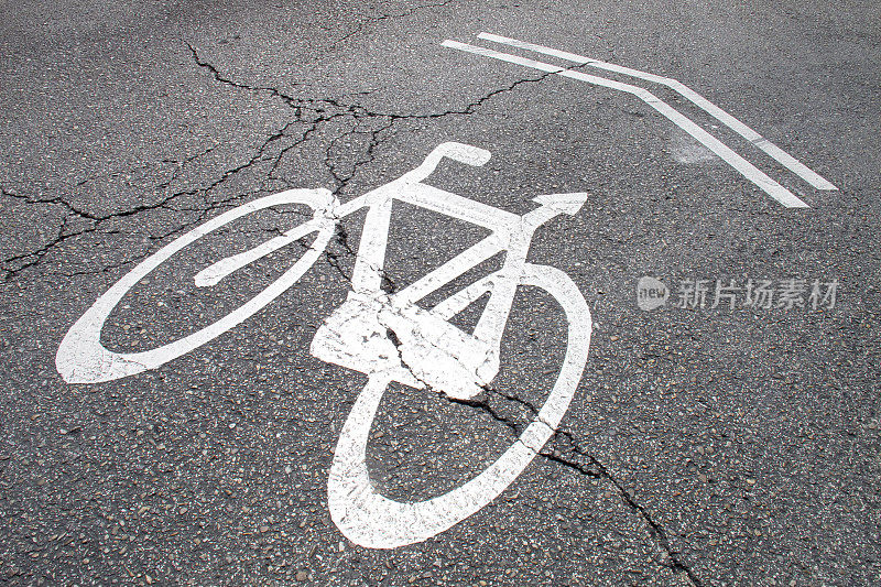 街道上的自行车道标记