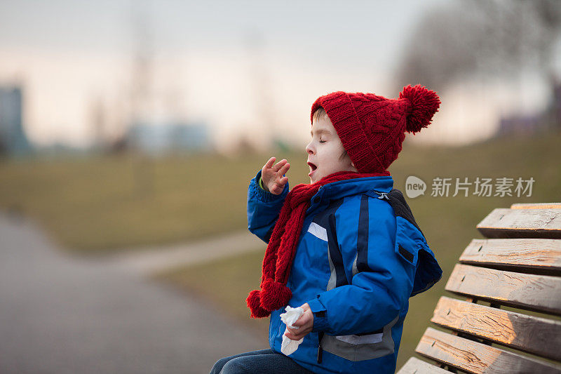 小男孩，打喷嚏，擤鼻涕