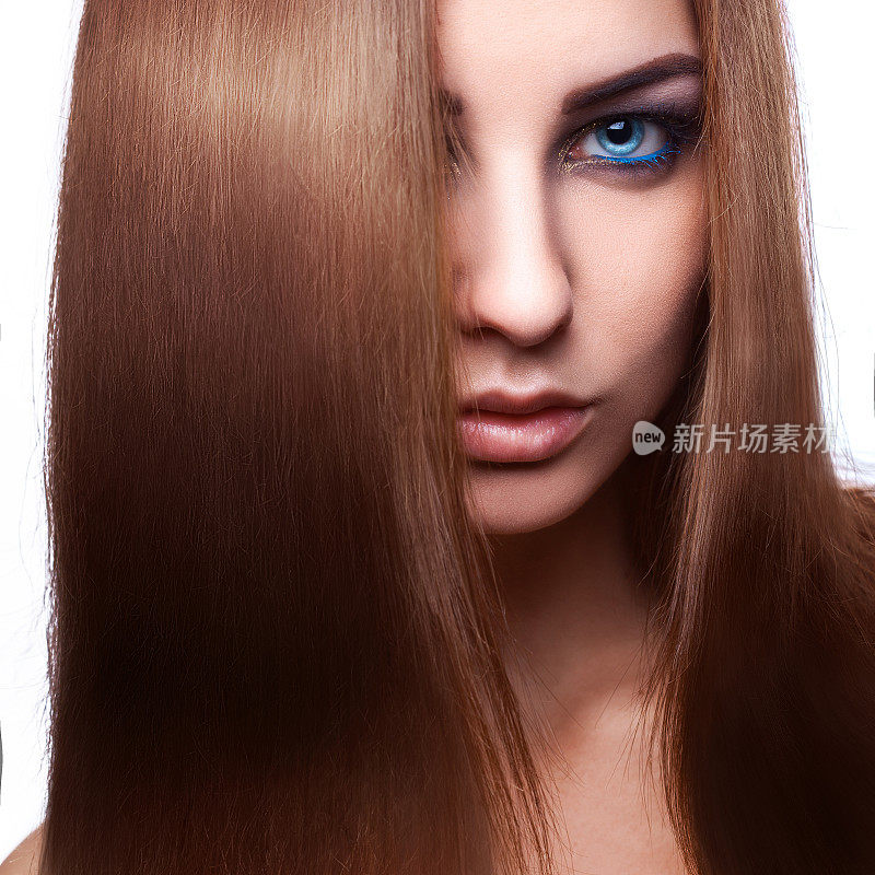 一幅棕色头发的蓝眼睛女人的肖像